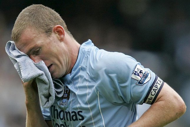 Richard Dunne (8 Kartu Merah)