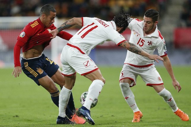 Thiago saat berduel di laga antara Spanyol vs Malta. (c) AP Photo