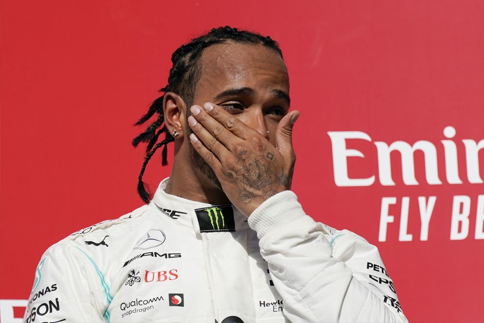 Koleksi 6 Gelar Dunia Formula 1, Lewis Hamilton Emosional