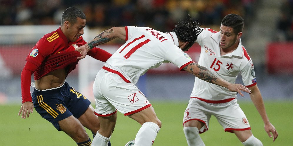 Video: Aksi Thiago dan Rodri Ikut Tantangan Long Ball Ala Timnas Spanyol