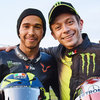 MotoGP vs F1: Valentino Rossi dan Lewis Hamilton Wujudkan Impian di Valencia