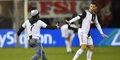 Kesalnya Cristiano Ronaldo Diganggu Pitch Invader