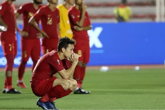 Egy Maulana merenungi kekalahan Timnas Indonesia U-22 dari  Vietnam dengan skor 0-3 di laga final SEA Games 2019 di Stadion Rizal Memorial, Selasa (10/12/2019) malam WIB. (c) Bola.com/M Iqbal Ichsan