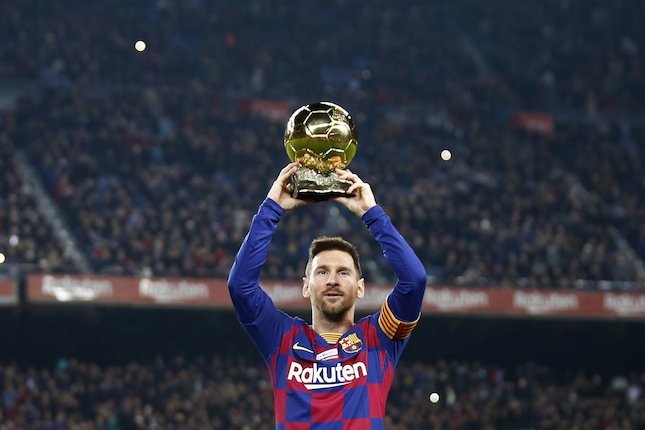 Lionel Messi menunjukan trofi Ballon dOr 2019 ke publik Camp Nou sebelum laga Barcelona vs Real Mallorca, Minggu (8/12/2019) dini hari WIB.  (c) AP Photo