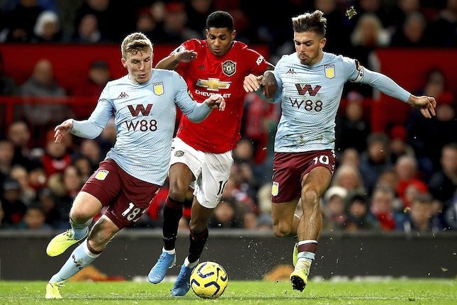 Pemain Manchester United, Marcus Rashford (tengah) diapit dua pemain Aston Villa dalam laga lanjutan Premier League hari Minggu (1/12/2018). (c) AP Photo