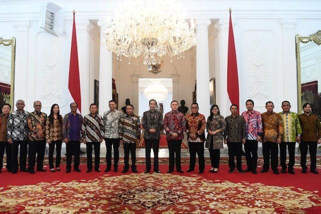 Ketum PSSI, Mochamad Iriawan (ketujuh dari kanan), berfoto bersama Presiden Republik Indonesia, Joko Widodo di Istana Negara, Jakarta, Senin (16/12/2019). (c) Fitri Apriani