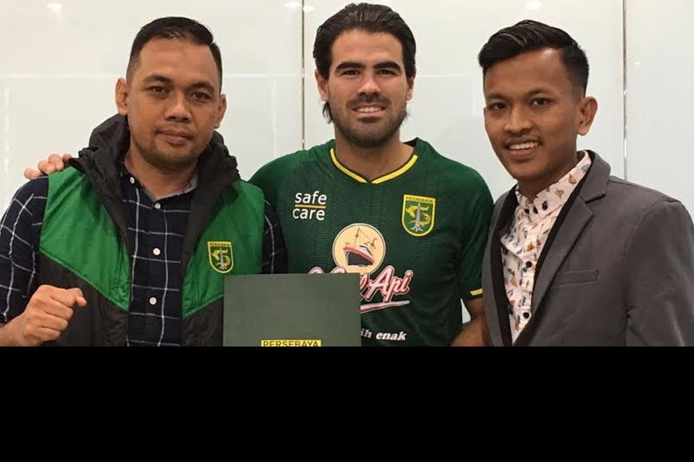 Jersey Persebaya Jadi Oleh-Oleh Aryn Williams untuk Keluarganya di Inggris