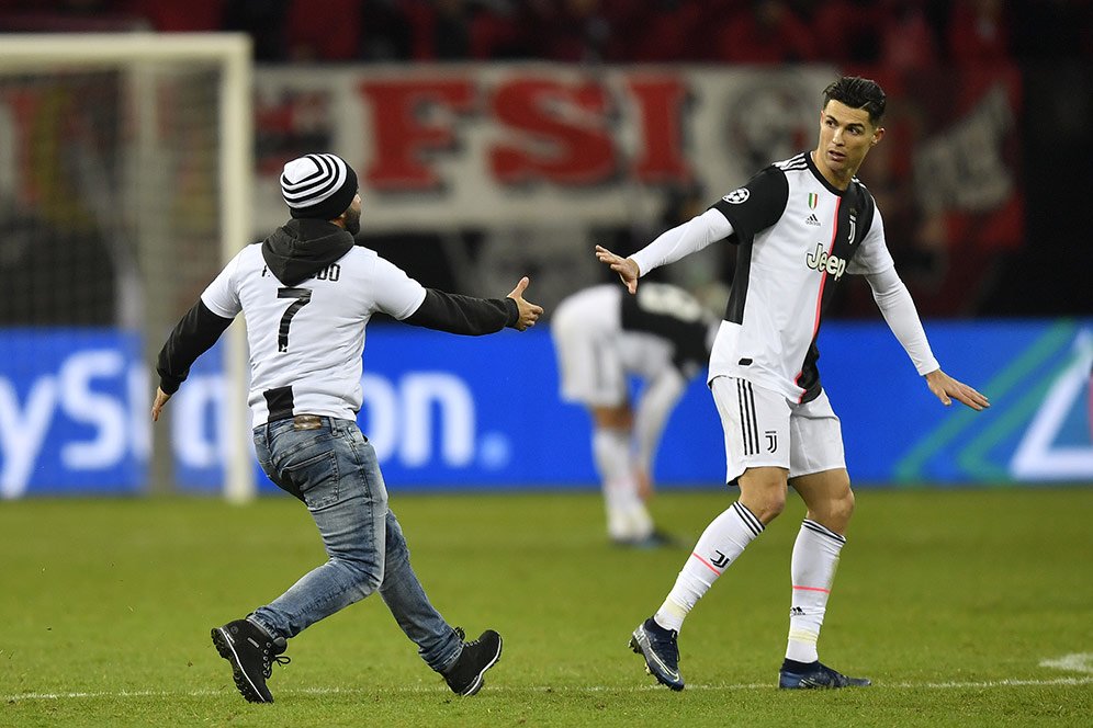 Kesalnya Cristiano Ronaldo Diganggu Pitch Invader