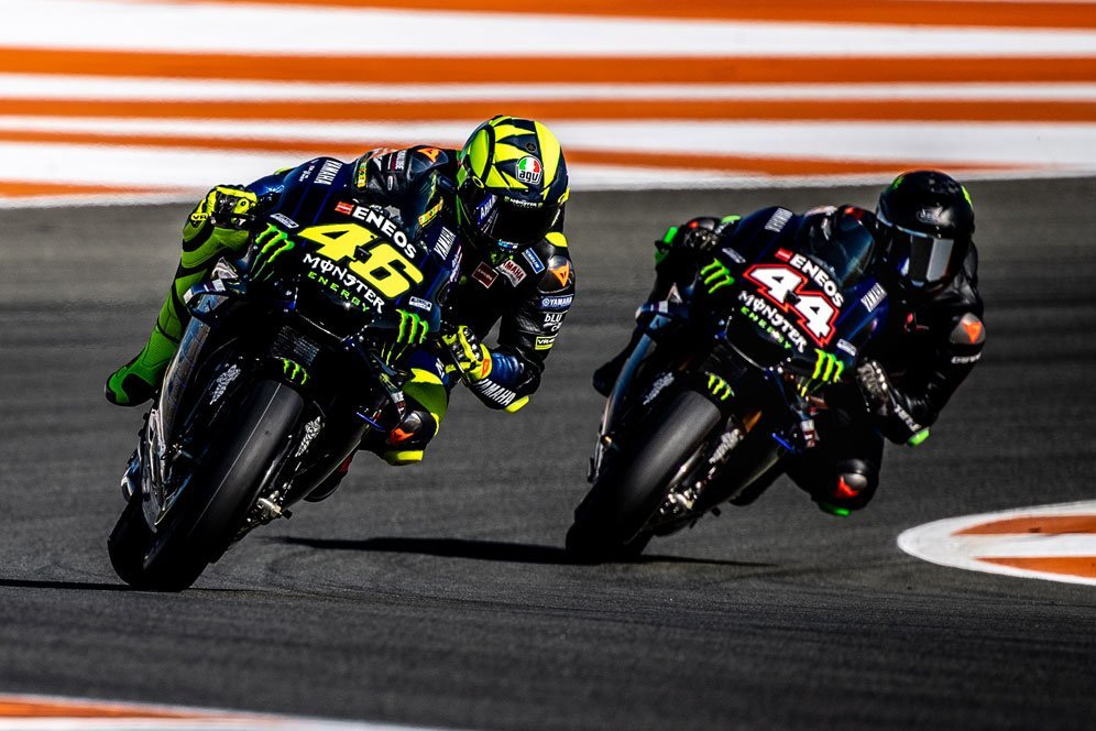 Sempat Tergelincir, Lewis Hamilton: MotoGP Sulit Dikendarai