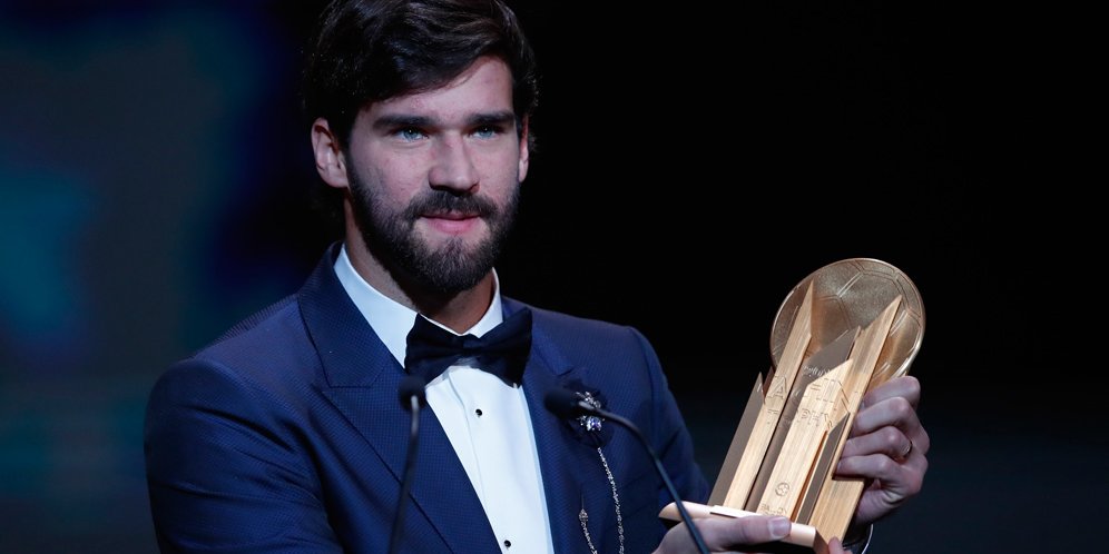 Alisson Becker Raih Yachine Trophy Pertama, Kiper Terbaik di Dunia