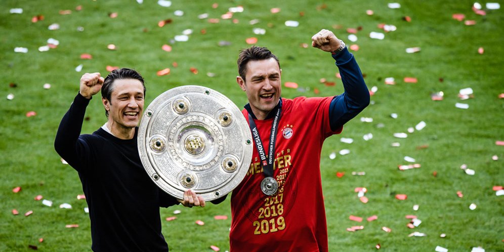 Niko Kovac dan Robert Kovac usai membawa Bayern Munchen juara Bundesliga musim 2018-2019. (c) DFL