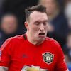 Tidak Jadi Bertahan, Phil Jones Pilih Cabut dari Manchester United?