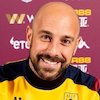 Video: Kocaknya Pepe Reina yang Menyamar Menjadi Telur!