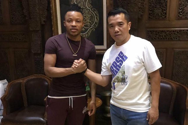 Emmanuel Oti Essigba bersama Asisten Pelatih Madura United, Rasiman. (c) Media Officer Madura United