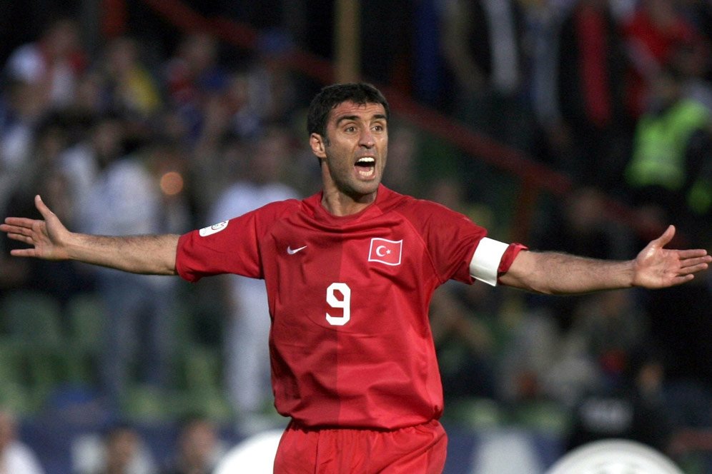 Hakan Sukur, Raja Gol Turki dan Gol Kilatnya yang Membungkam Publik Korea Selatan Hakan Sukur, Raja Gol Turki dan Gol Kilatnya yang Membungkam Publik Korea Selatan