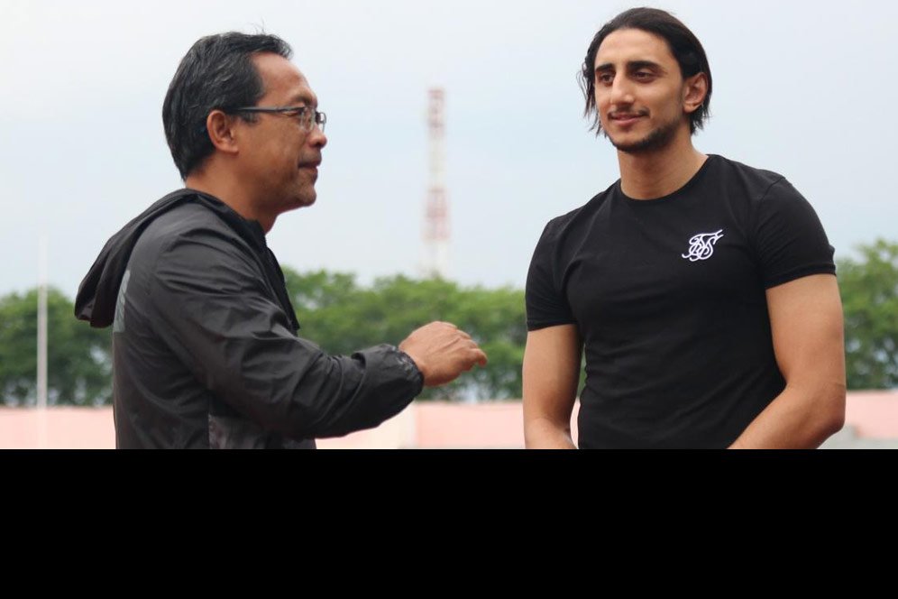 Aji Santoso Berdiskusi dengan Mahmoud Eid Usai Latihan, Ini yang Dibahas