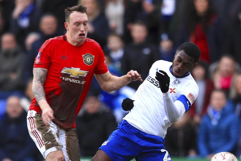 Ketimbang Membusuk di MU, Phil Jones Disarankan Pindah ke Newcastle