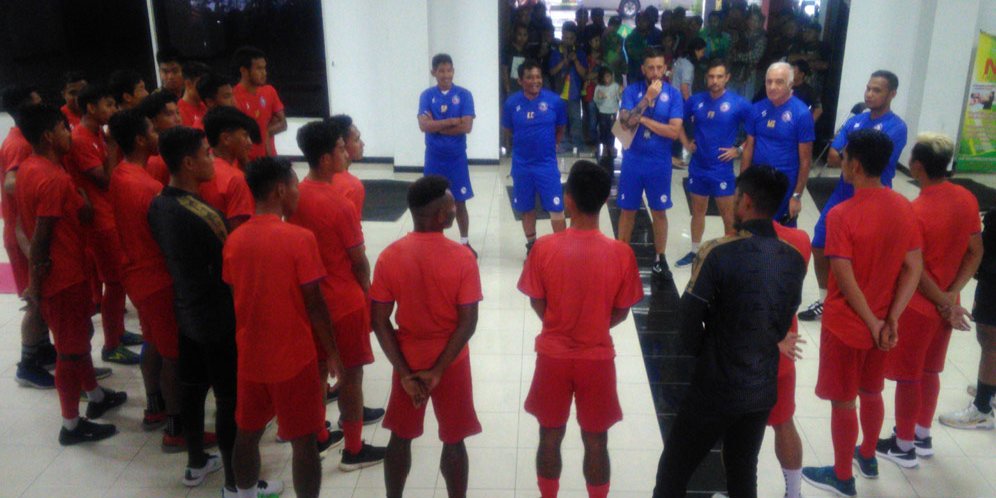 Lapangan Baru Diguyur Hujan, Skuad Arema FC Pilih berlatih Indoor