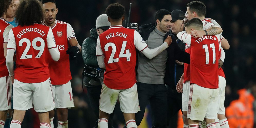 Mikel Arteta bersama skuad Arsenal merayakan kemenangan atas Manchester United (2-0). (c) AP Photo