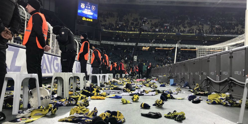 Fans Fenerbahce Lempar Syal ke Lapangan Sebagai Bentuk Solidaritas untuk Korban Gempa Turki