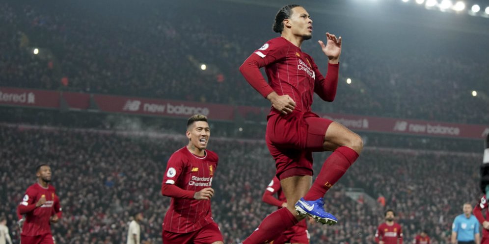 Virgil Van Dijk merayakan golnya ke gawang Manchester United di Anfield, Minggu (19/01/2020). (c) AP Photo