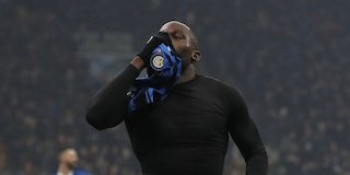 Striker Inter Milan, Romelu Lukaku, melakukan selebrasi usai membobol gawang AC Milan pada laga Serie A di Stadion San Siro, Minggu (9/2/2020). (c) AP Photo