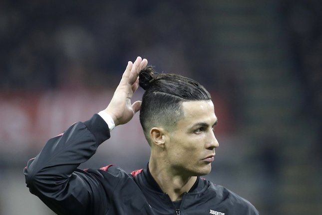 Cristiano Ronaldo melakukan pemanasan jelang laga kontra AC Milan (c) AP Photo