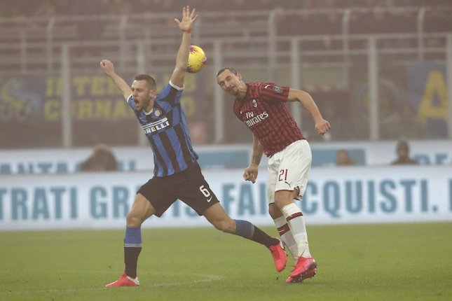 Bek Inter Milan Stefan de Vrij berduel bola atas melawan striker AC Milan Zlatan Ibrahimovic. (c) AP Photo