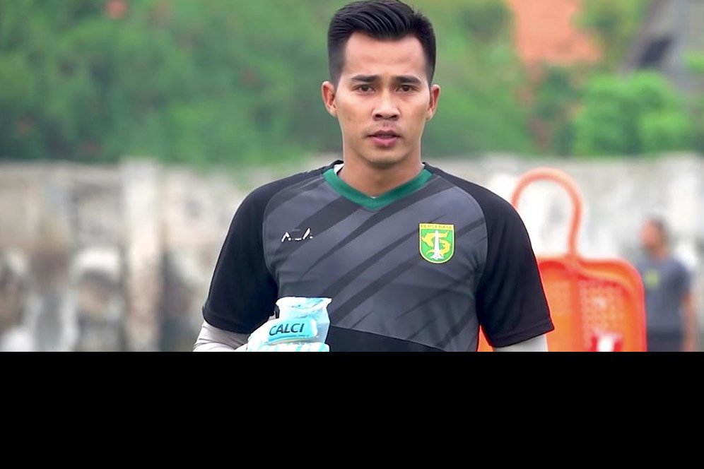 Pelatih Kiper Persebaya Ungkap Kelebihan Angga Saputra dan Rivky Mokodompit