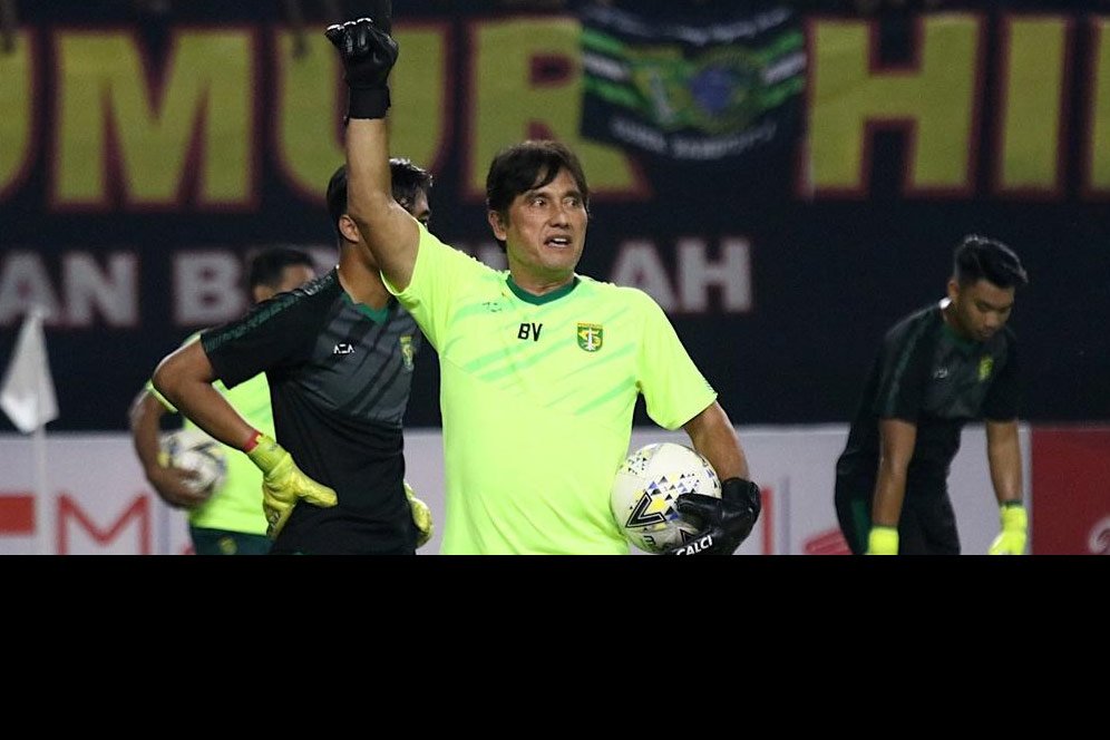 Begini Keseruan Pelatih Kiper Persebaya Bertugas Sebagai Wasit