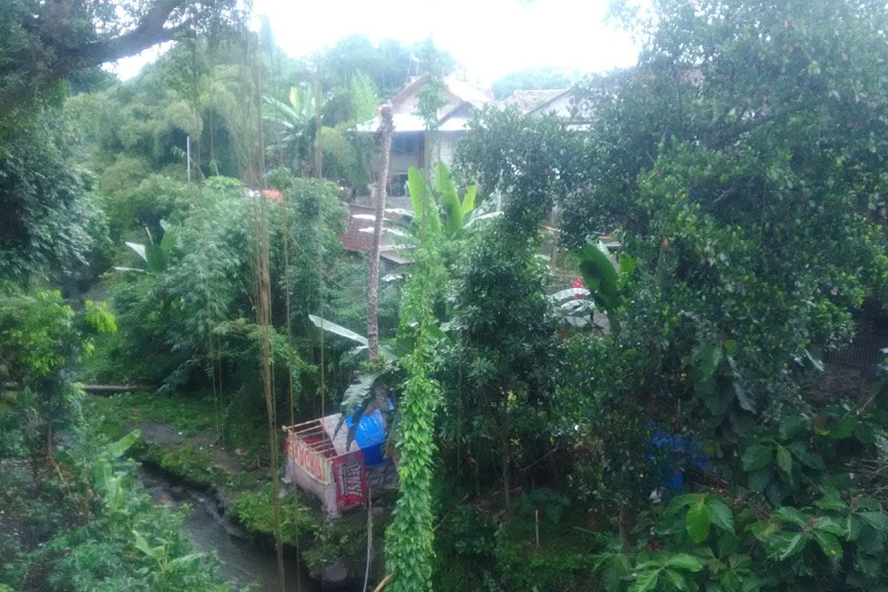Hujan Deras, Bonek Bertahan di Sekitar Stadion Soeprijadi