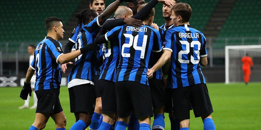 Skuad Inter Milan merayakan gol kemenangan ke gawang Ludogorets, babak 32 besar Liga Europa 2019/20. (c) twitter.com/Inter_en