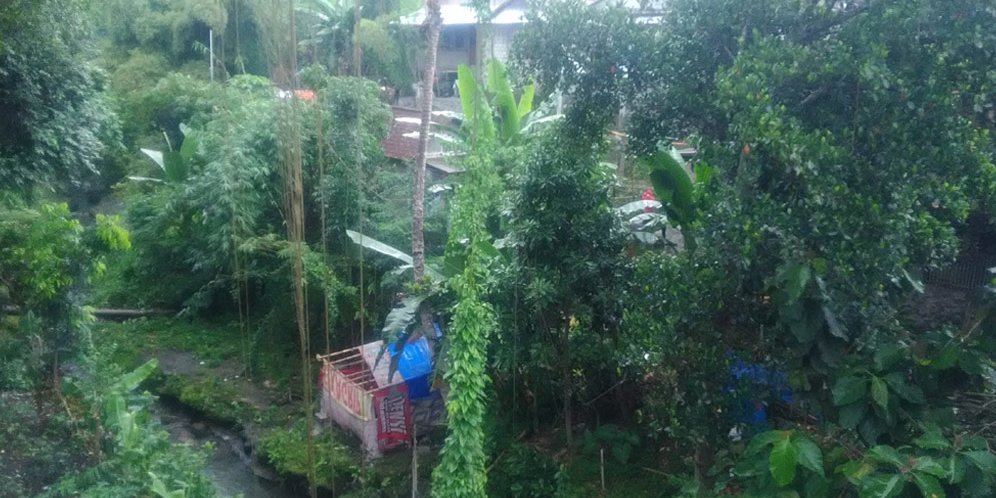 Hujan Deras, Bonek Bertahan di Sekitar Stadion Soeprijadi