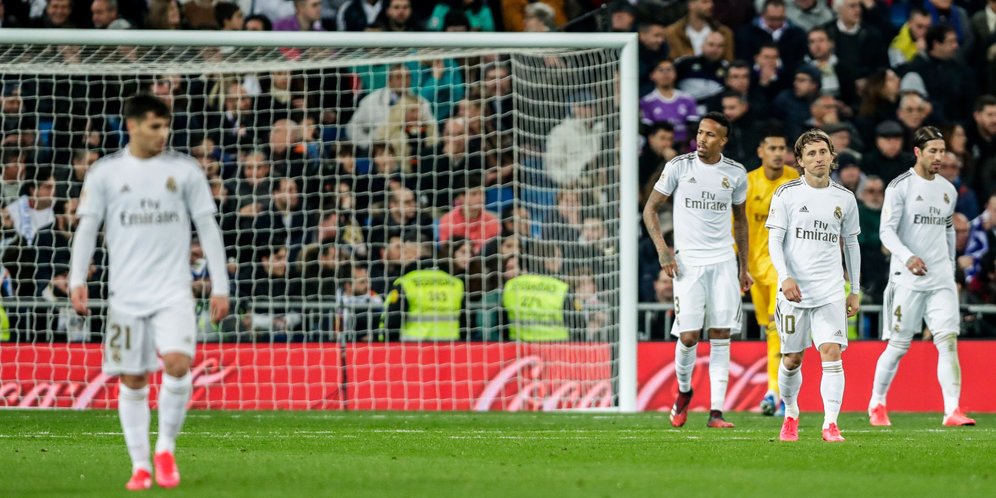 Skuad Real Madrid tertunduk lesu usai tersingkir dari Copa del Rey. (c) AP Photo