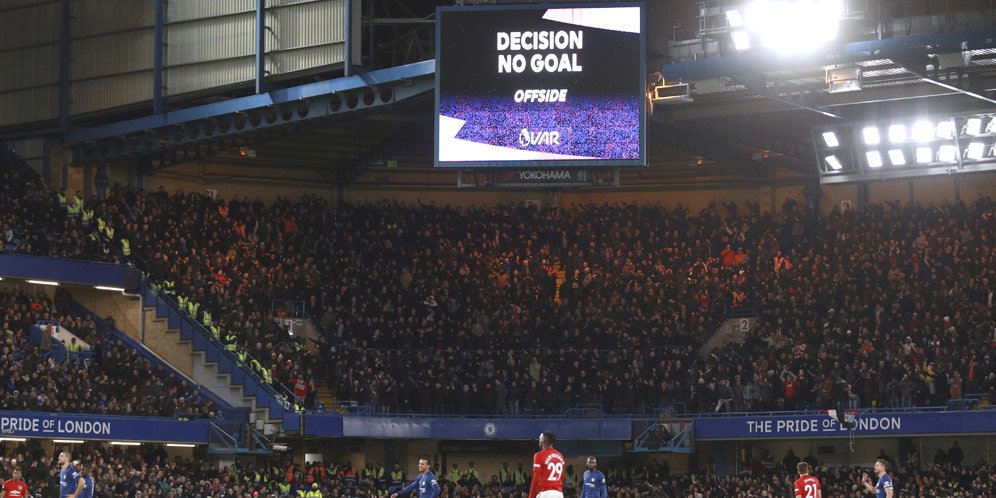 VAR ketika laga Chelsea menjamu Manchester United di Stamford Bridge pada Selasa (18/2/2020) dini hari WIB. (c) AP Photo