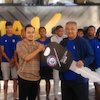 Timnya Dapat Bus Anyar, Pelatih Arema FC Semringah