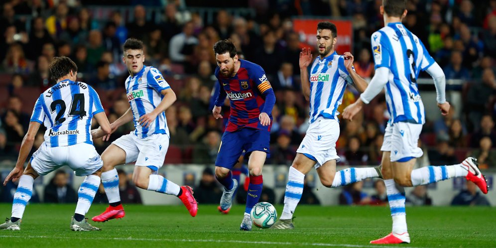 Kapten Barcelona, Lionel Messi, di tengah kepungan pemain Real Sociedad. (c) AP Photo