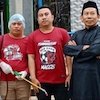 Kelompok Suporter PSM Semprot Disinfektan di Masjid-masjid di Makassar