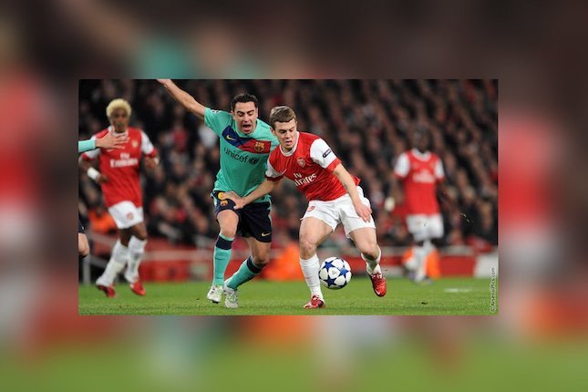 Momen ketika Xavi berduel dengan Jack Wilshere pada duel Arsenal vs Barcelona. (c) arsenal.com