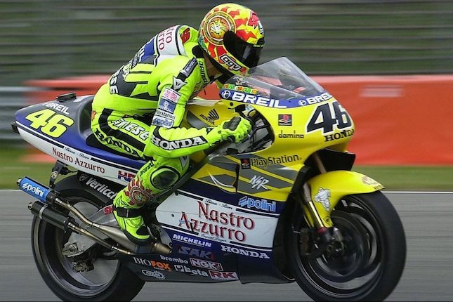 Valentino Rossi saat membela Nastro Azzurro Honda pada 2000. (c) MotoGP.com