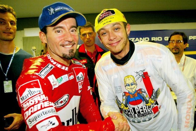 Max Biaggi dan Valentino Rossi di MotoGP Brasil 2002. (c) MotoGP.com