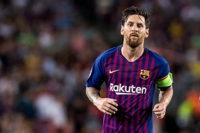 Messi dengan Kostum Stripes Merah-Putih Kecil