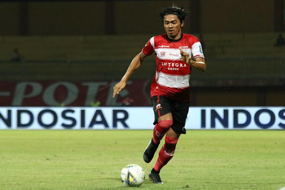 Liga Terhenti Karena Pandemi Corona, Bek Madura United Ini 'Nyambi' Jadi Kuli Bangunan