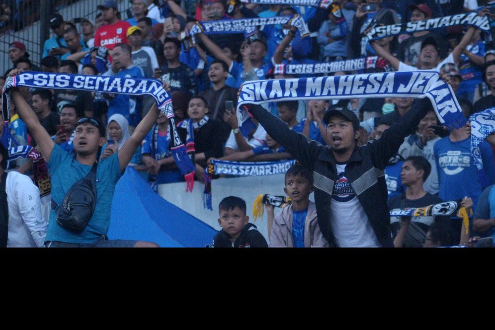 Panser Biru Kirim Karangan Bunga ke Kantor Gubernur Jateng