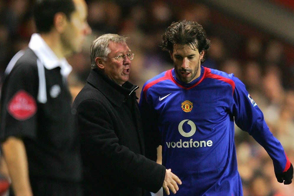 Lihat Ruud van Nistelrooy Bawa Jersey Man City, Sir Alex Ferguson: Jangan Main untuk MU Lagi!