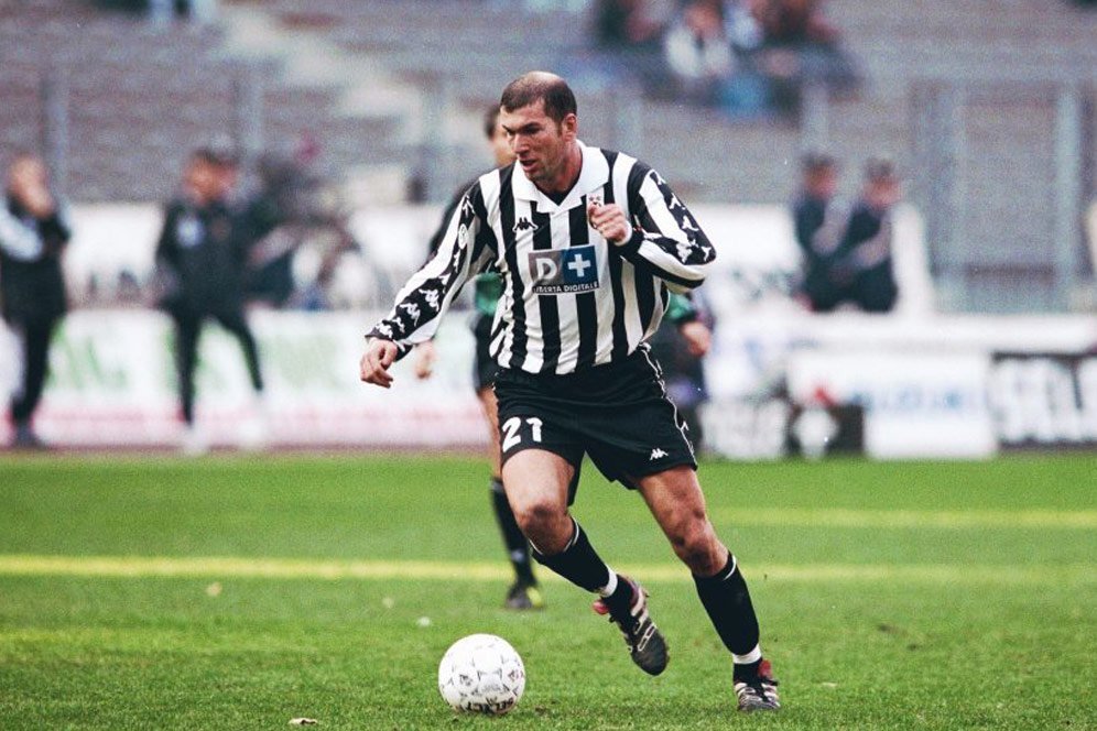 Zinedine Zidane dengan Jersey Juventus, Sang Maestro yang Gagal di Liga Champions