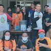 Isi Ramadhan, Pelatih Kiper Persiba Balikpapan Bersih-Bersih Masjid di Malang Raya