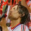 Hari Ini 17 Tahun Lalu: Paolo Maldini Mencium Trofi Liga Champions di Manchester