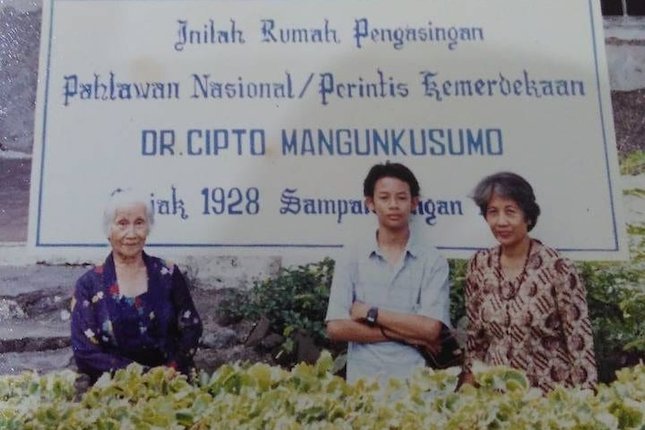 Potret Anggota Panpel Persija Jakarta, Hanifditya (tengah) bersama sang Ibu (kanan) dan Nenek Pesyati (kiri) di Bandanaira 1990 (c) Dok Pribadi Hanifditya untuk Bola.net
