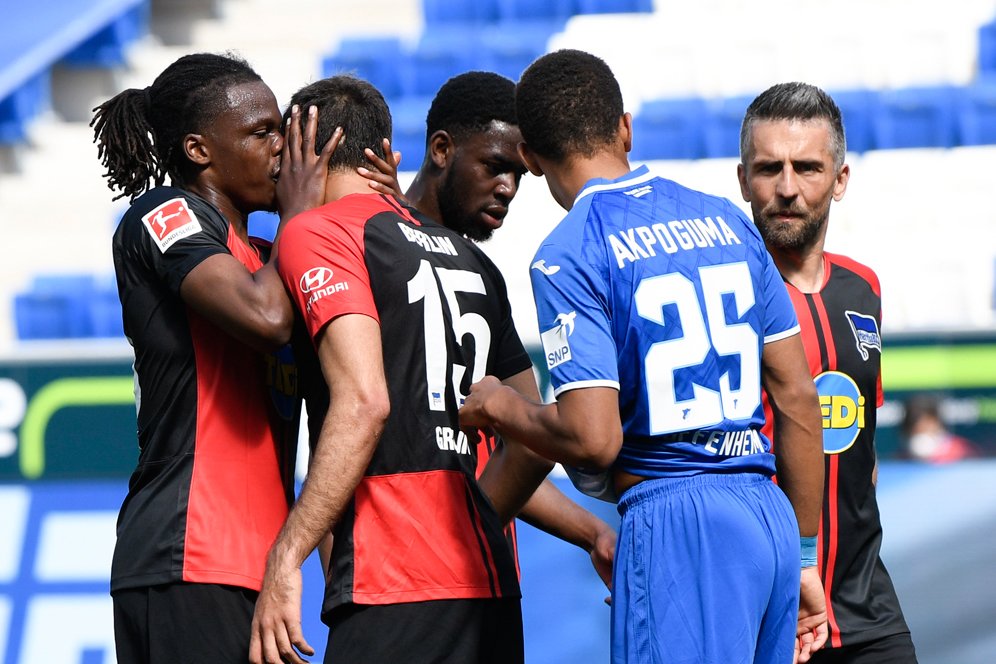 Kontroversi Ciuman di Bundesliga, Bek Hertha Berlin: Saya Cuma Memberikan Instruksi Kontroversi Ciuman di Bundesliga, Bek Hertha Berlin: Saya Cuma Memberikan Instruksi